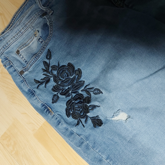 Jordache Distressed High Rise Black Floral Embroidered Jeans - Picture 4 of 10